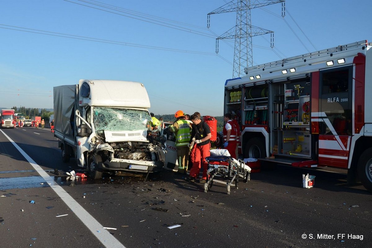 Zwei Personen eingeklemmt bei Verkehrsunfall auf der A8 - Bezirk ...