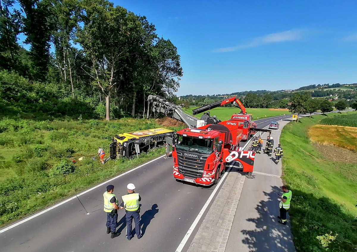 Schwerer Unfall mit einem LKW auf B134 - Bezirk Grieskirchen
