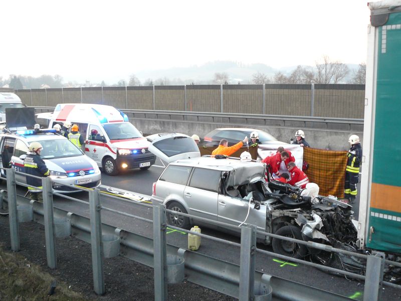 Schwerer Verkehrsunfall auf der A8 - Bezirk Grieskirchen